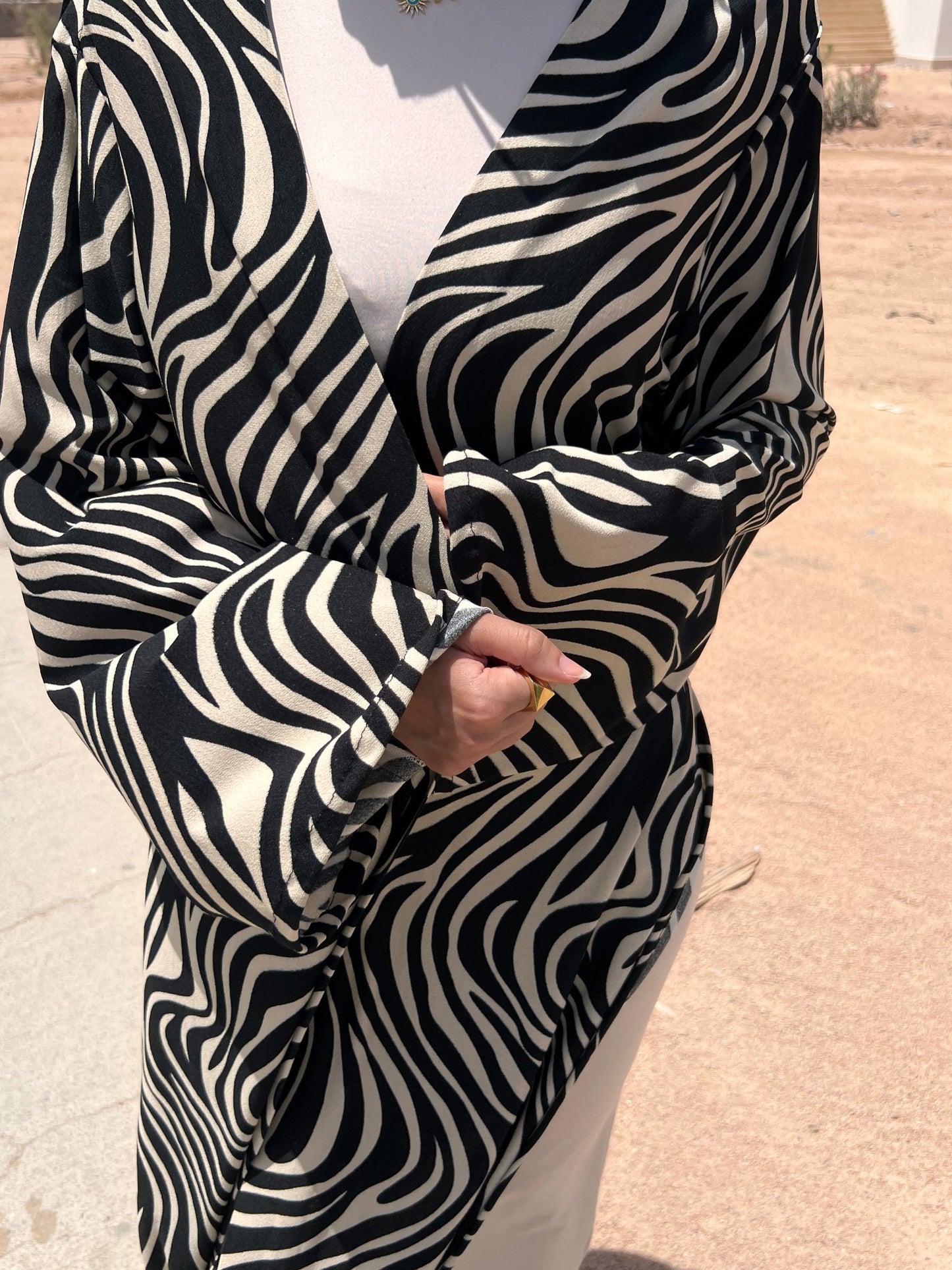 Bold black & beige flowy kimono
